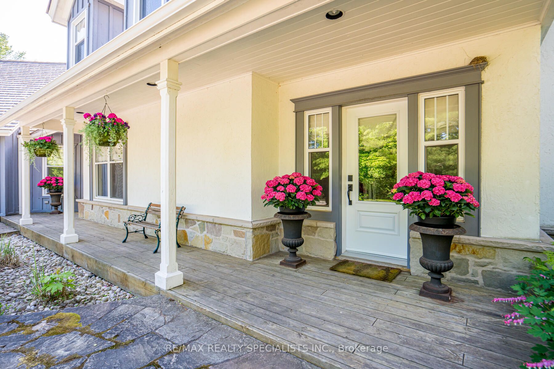 16 Erinwood Dr