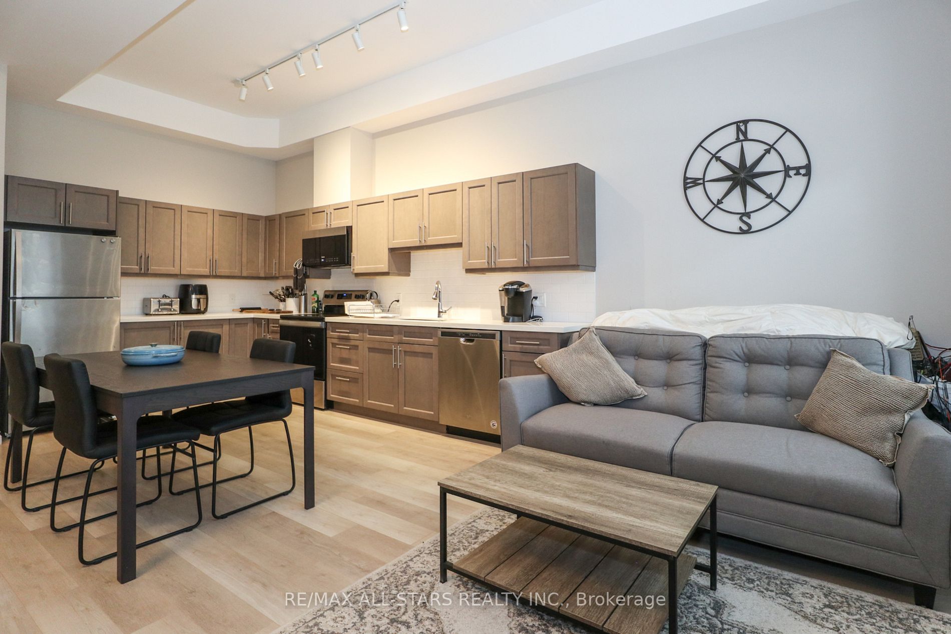 25 King Street, ## 203