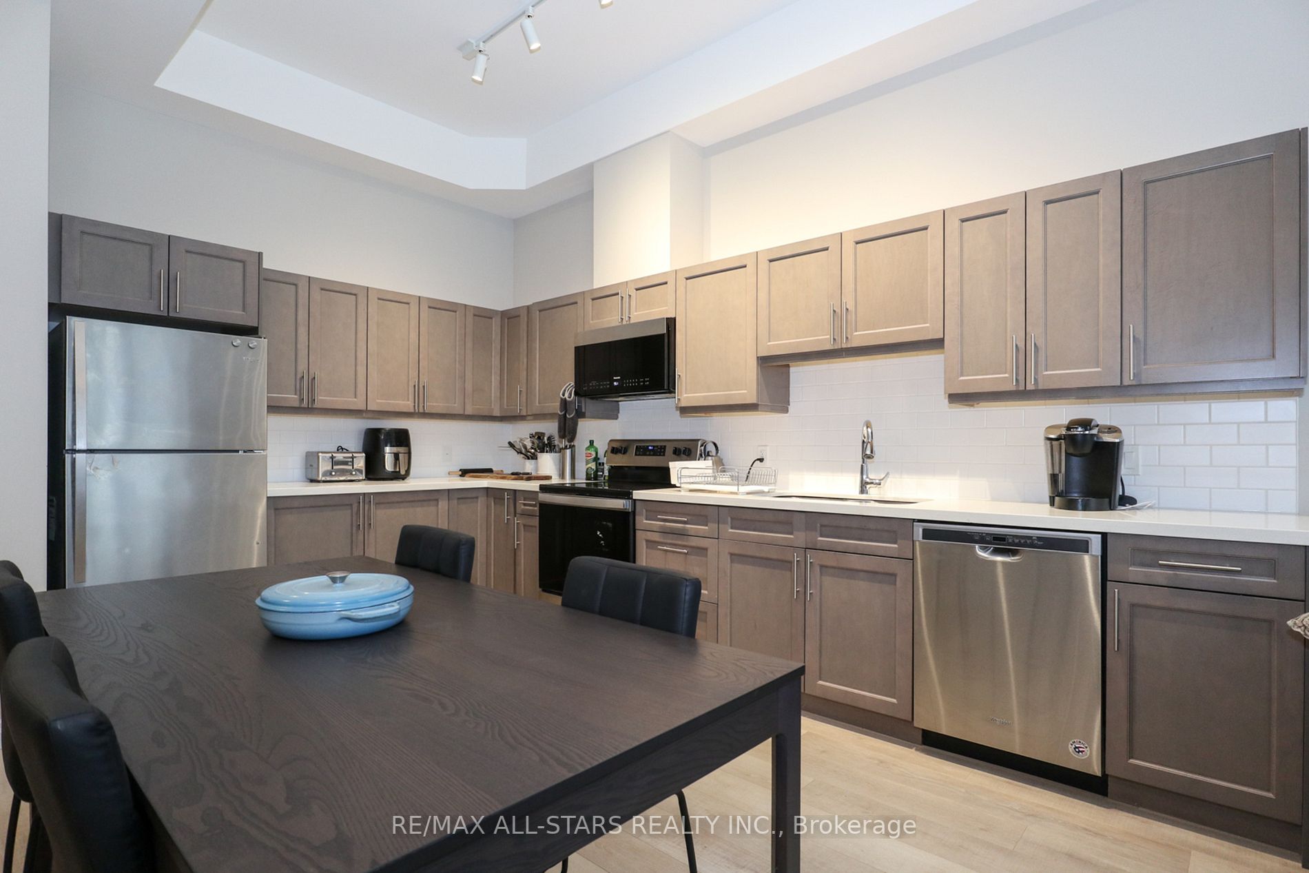 25 King Street, ## 203