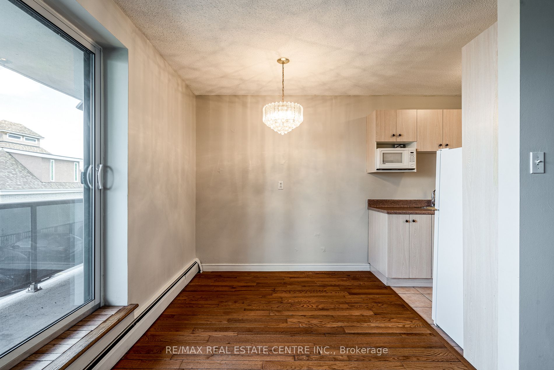 81 Charlton Ave E, #201