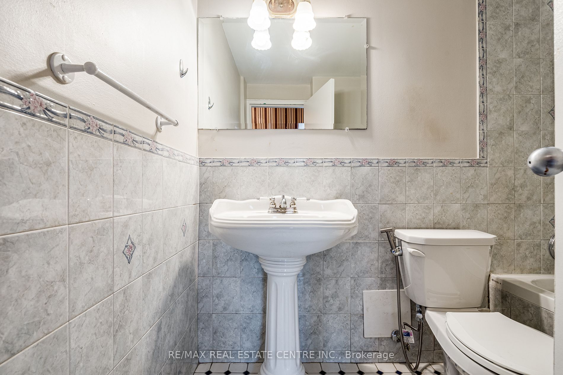 81 Charlton Ave E, #201