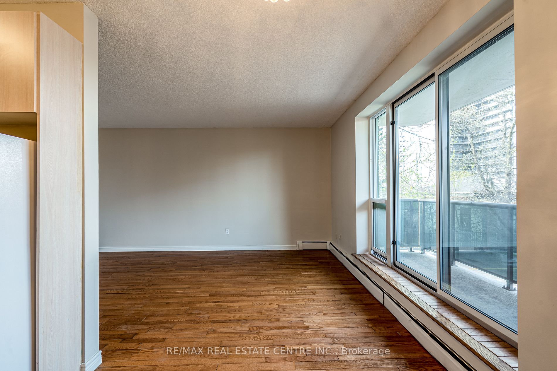 81 Charlton Ave E, #201