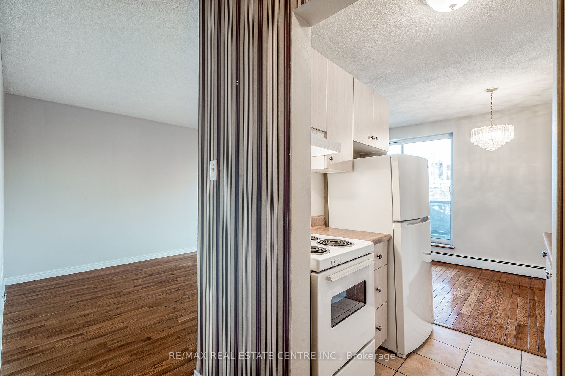 81 Charlton Ave E, #201