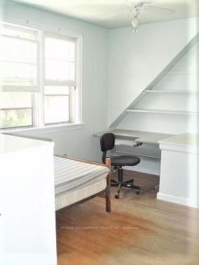 156 Bond Street S