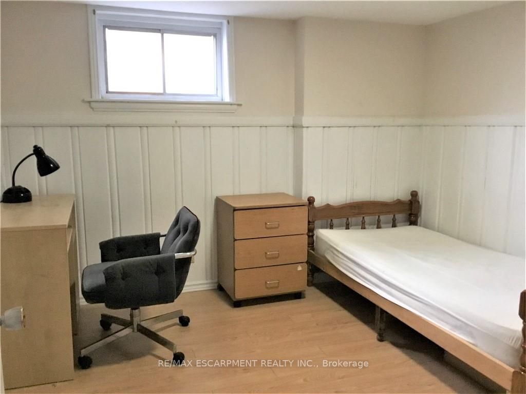 156 Bond Street S