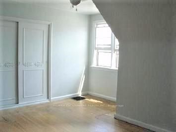 156 Bond Street S
