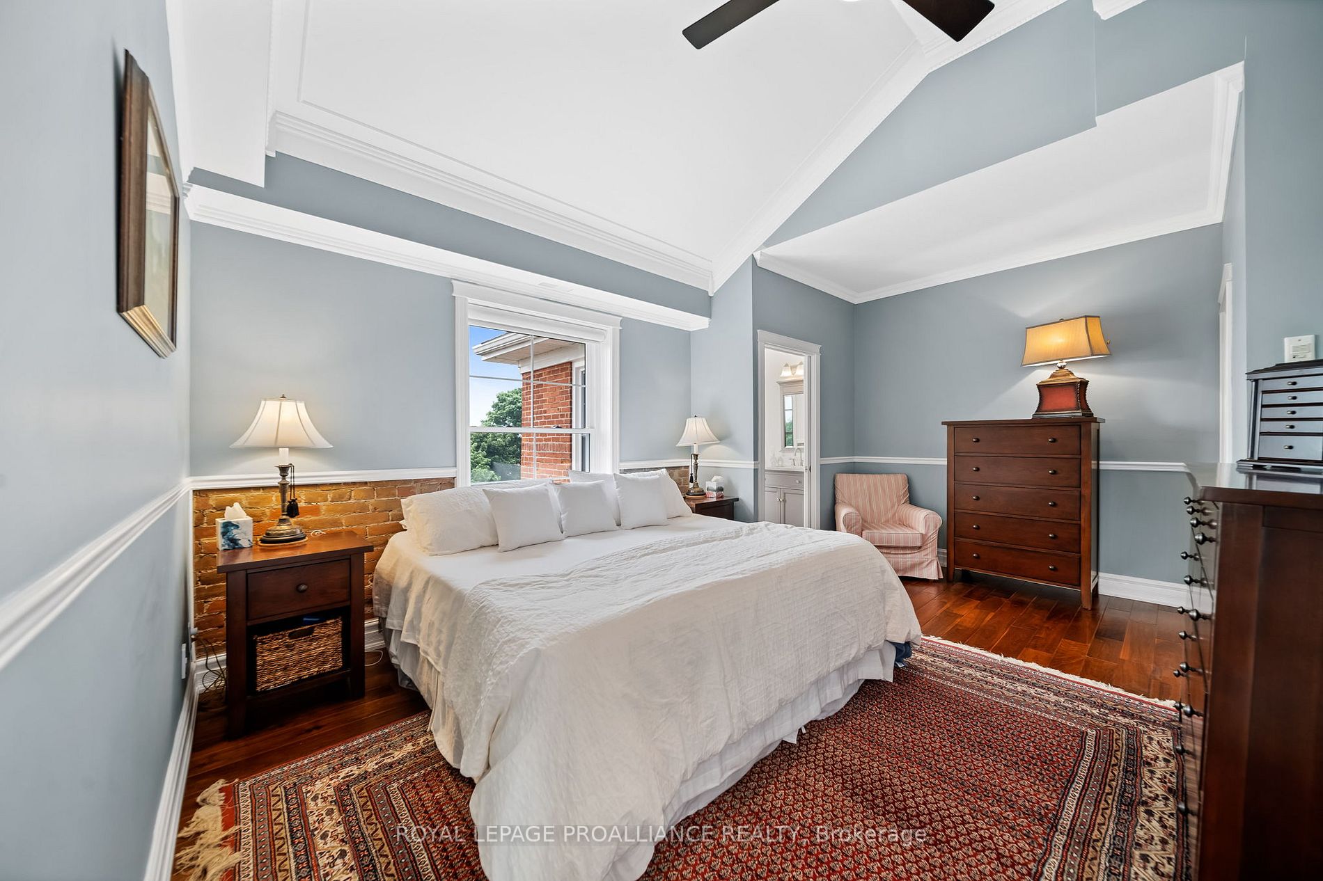 323 George St, #403