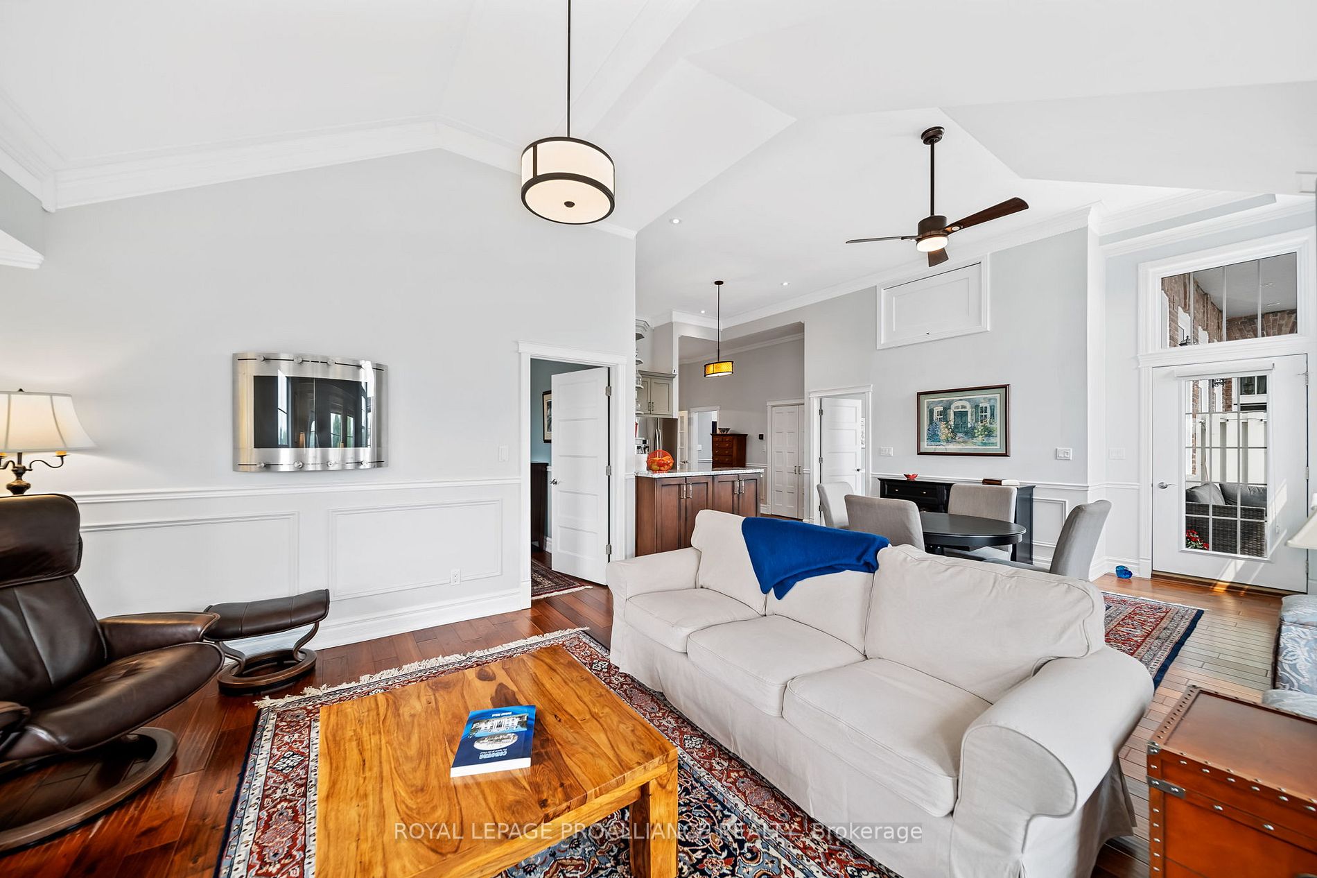323 George St, #403