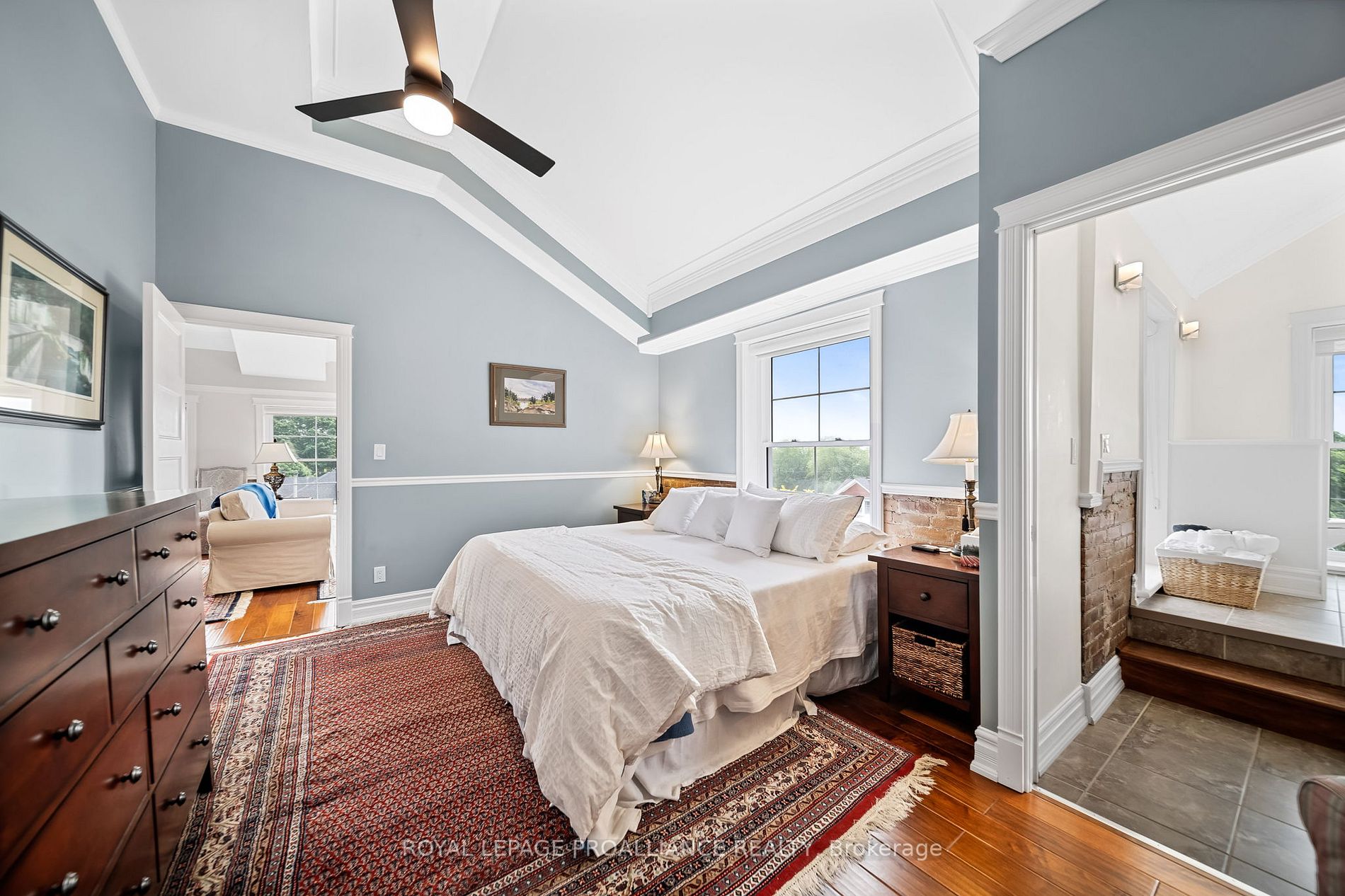 323 George St, #403