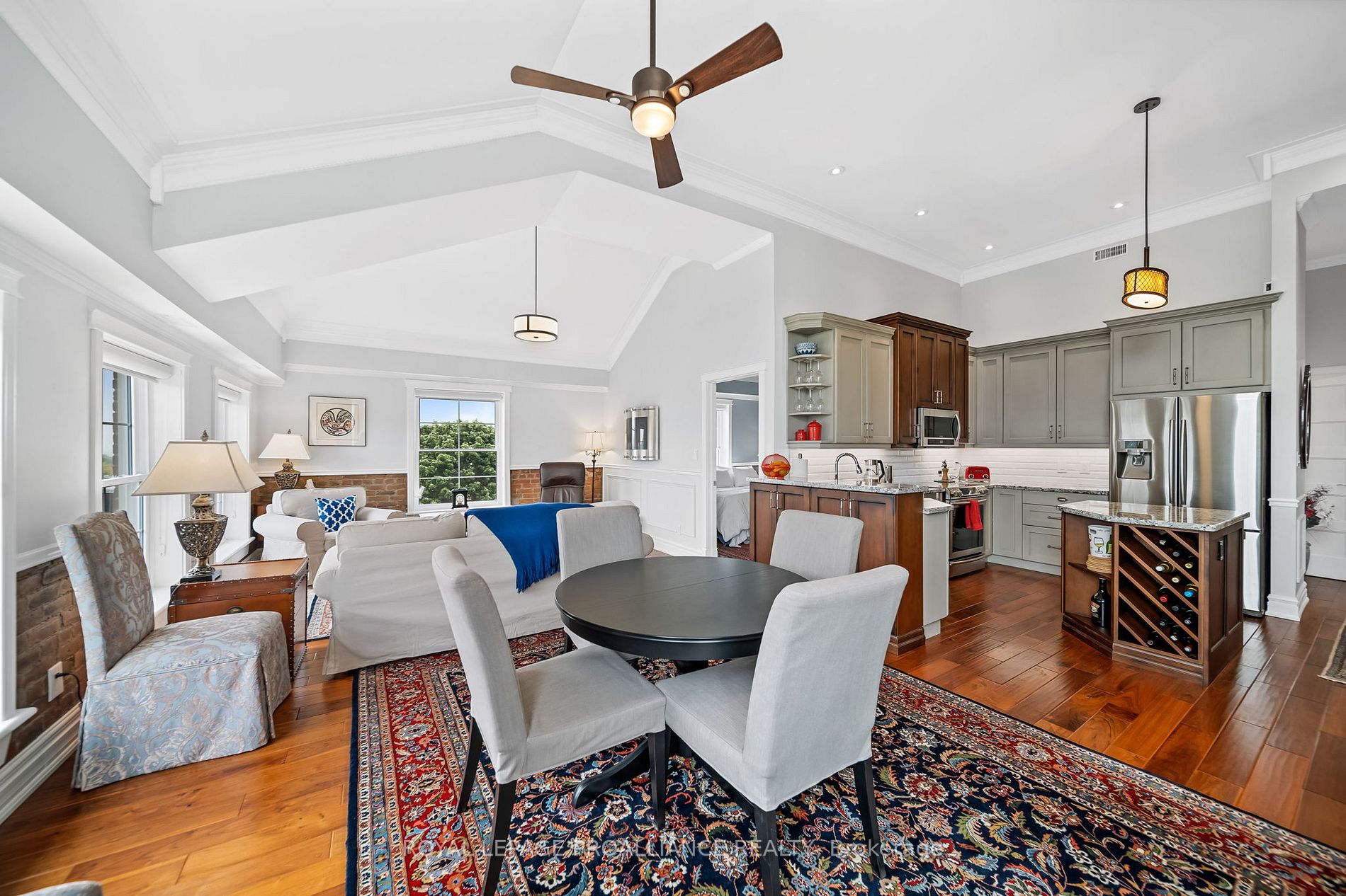 323 George St, #403