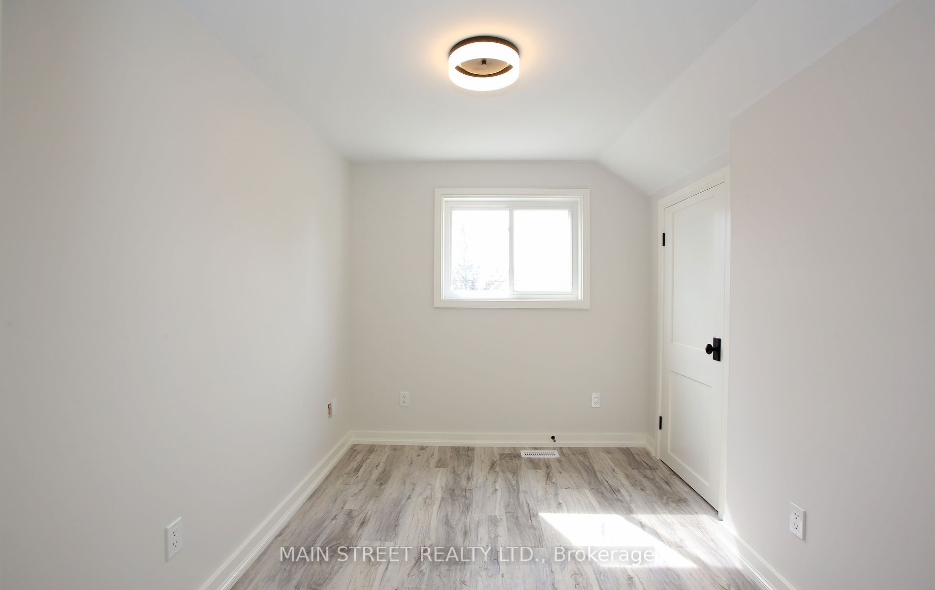 152 Main Street W
