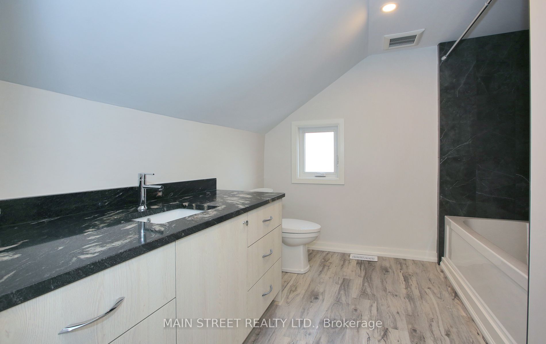 152 Main Street W