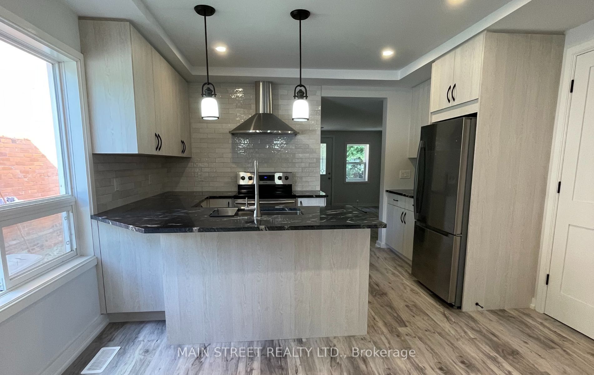 152 Main Street W