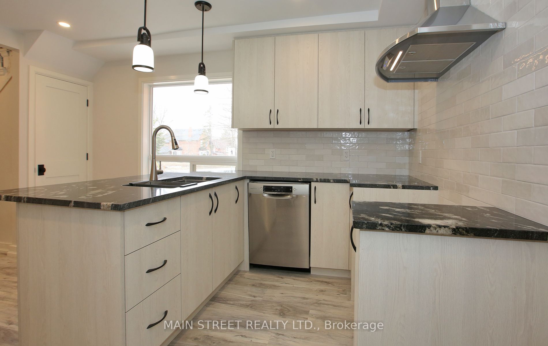 152 Main Street W