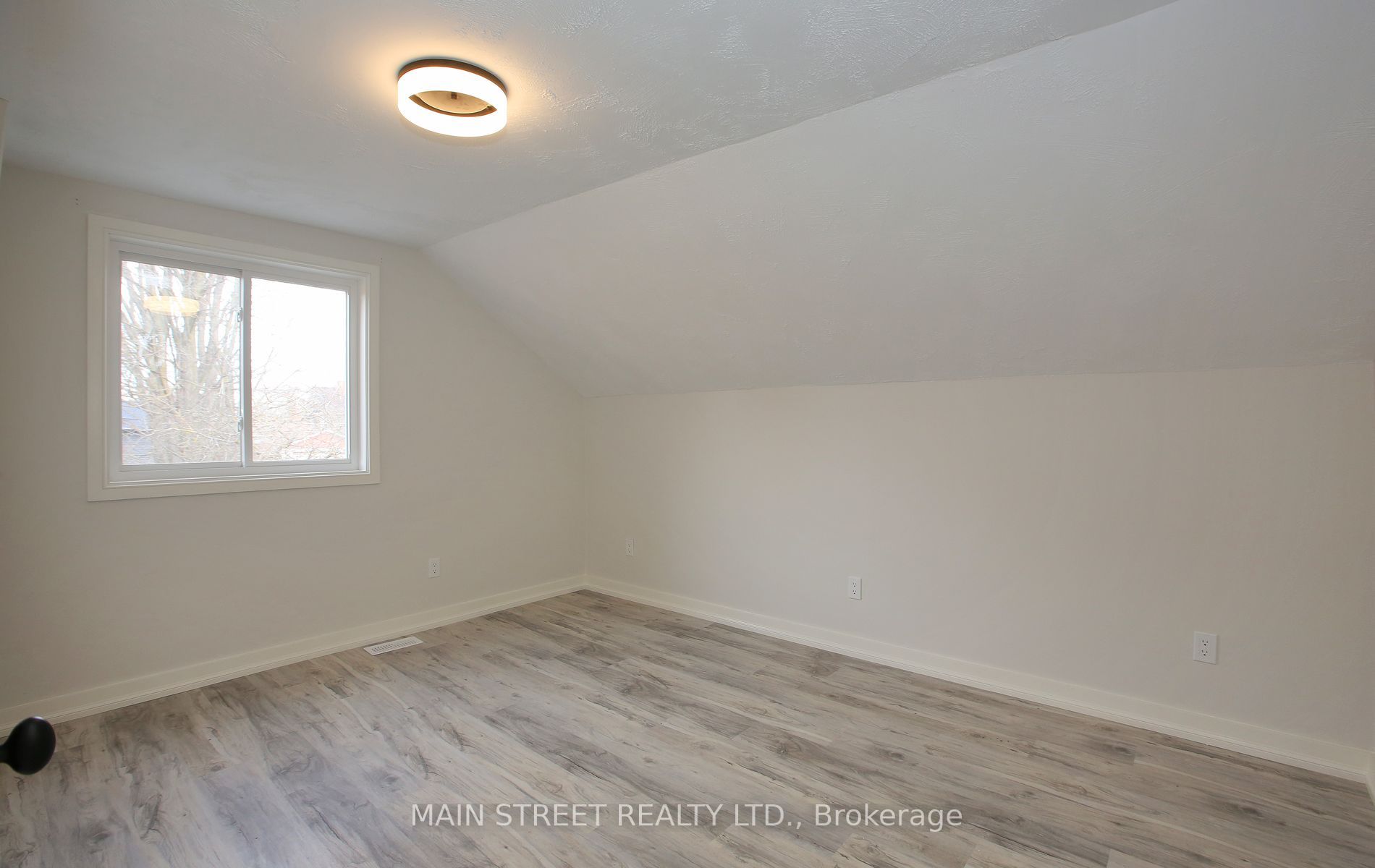 152 Main Street W