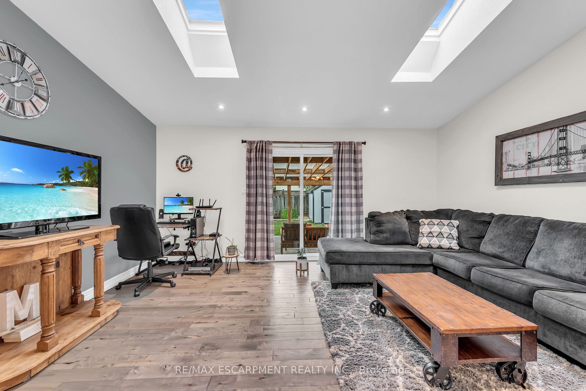 283 Macintosh Dr