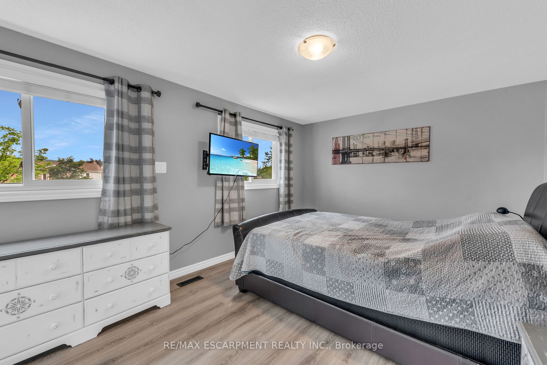 283 Macintosh Dr