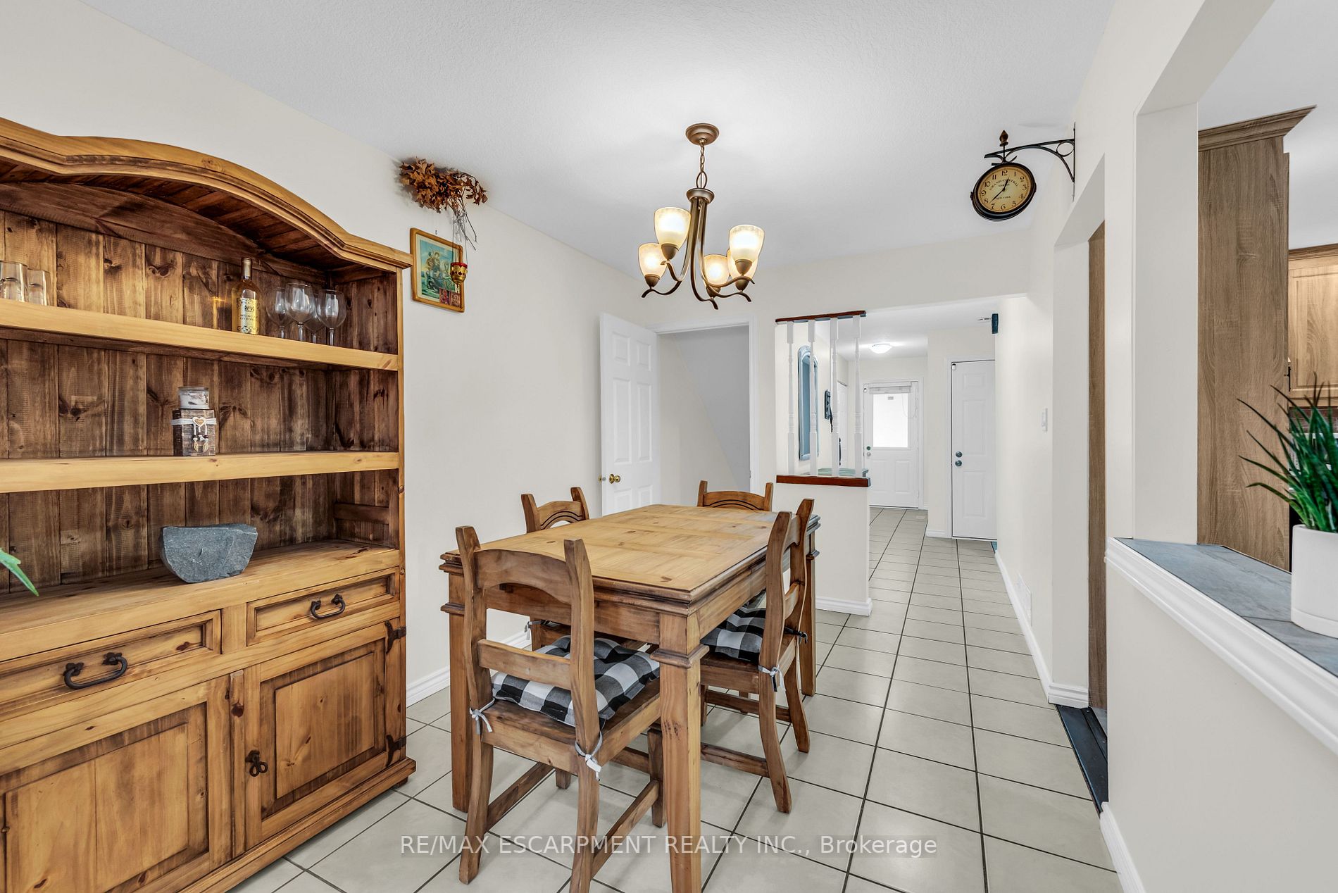 283 Macintosh Dr