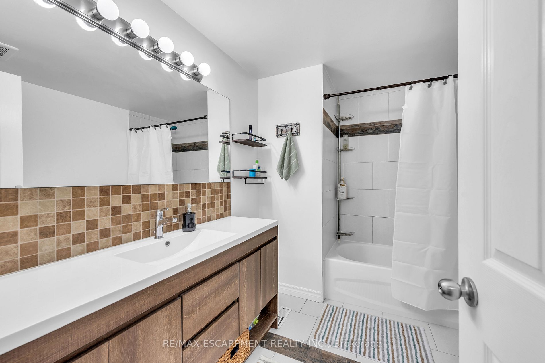 283 Macintosh Dr