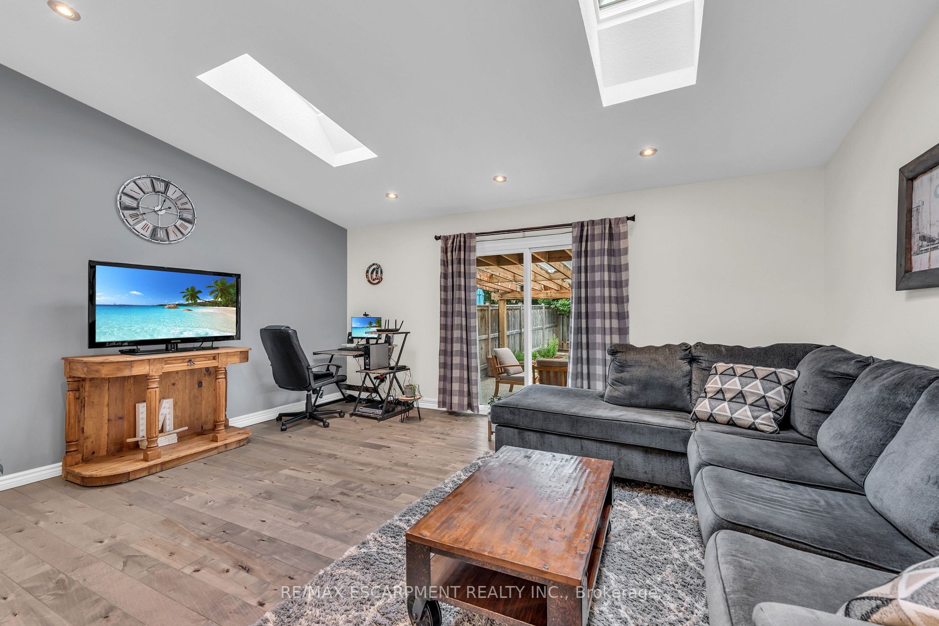 283 Macintosh Dr