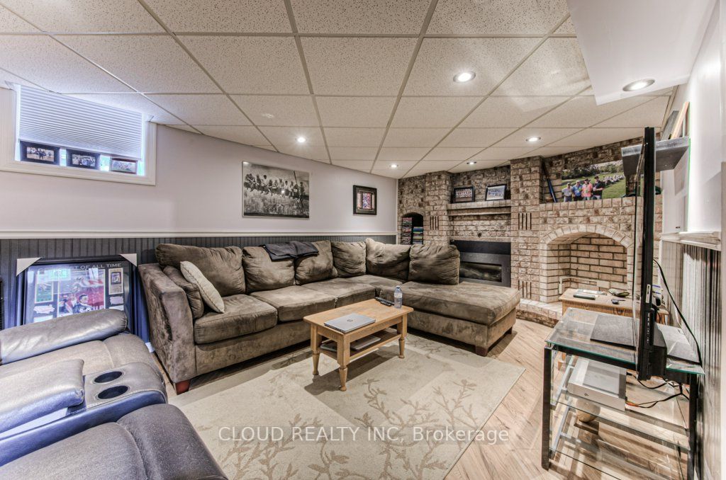 93 Roberts Crescent
