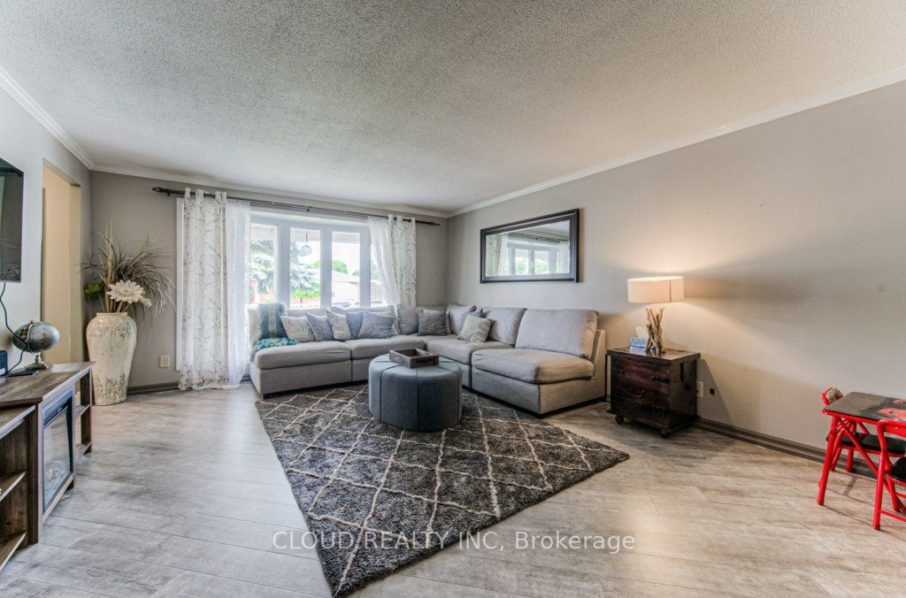 93 Roberts Crescent