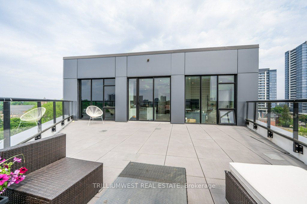 690 King St W, #601