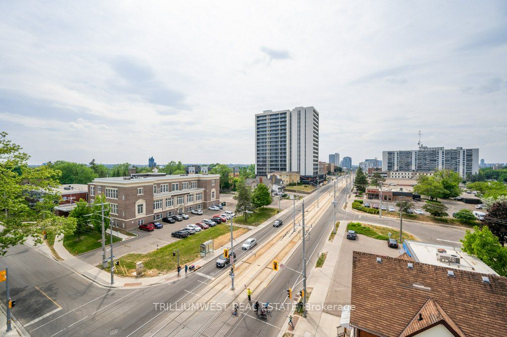 690 King St W, #601