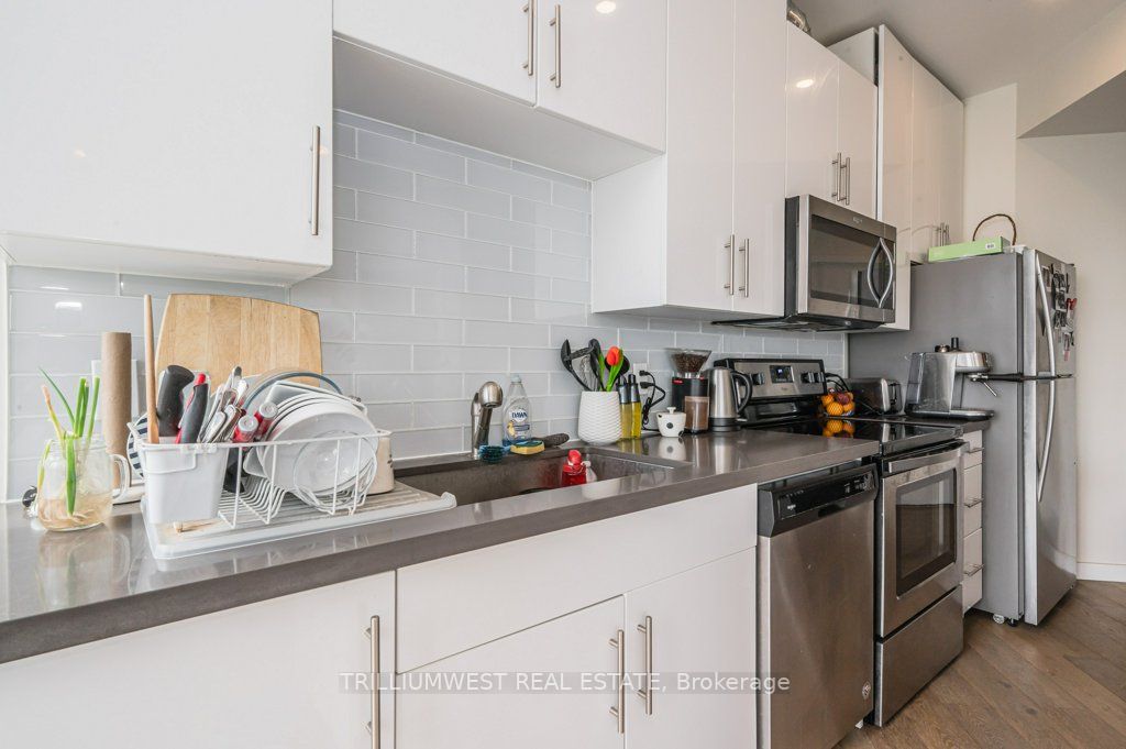 690 King St W, #601