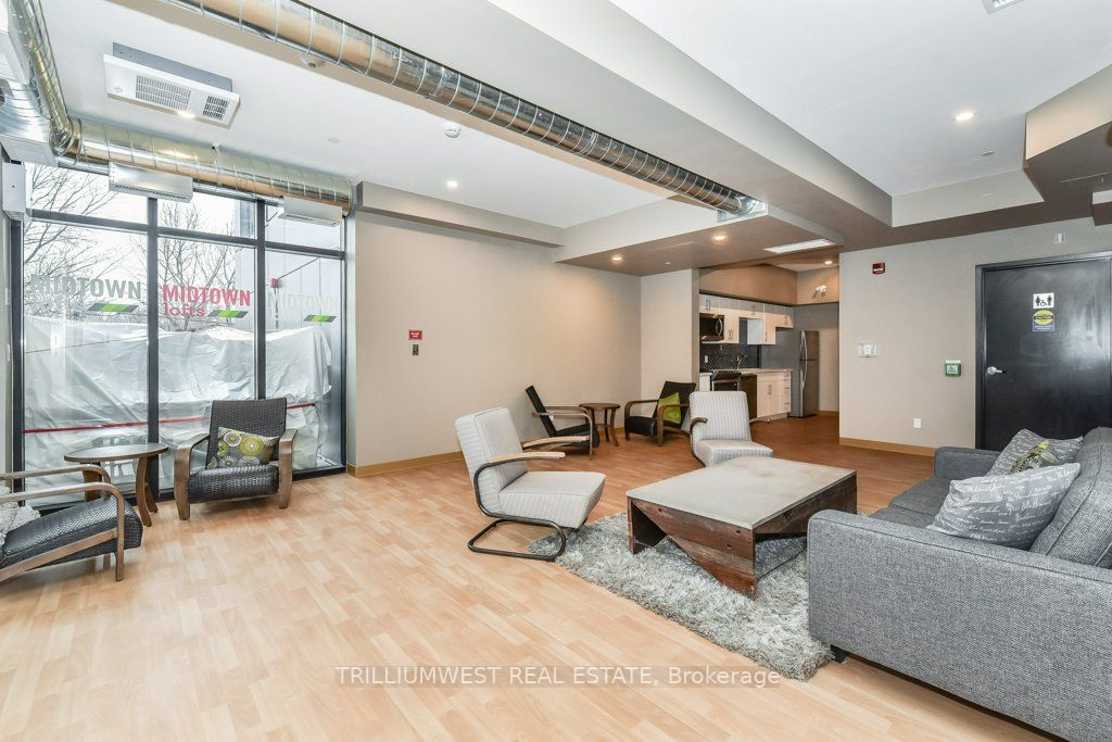 690 King St W, #601