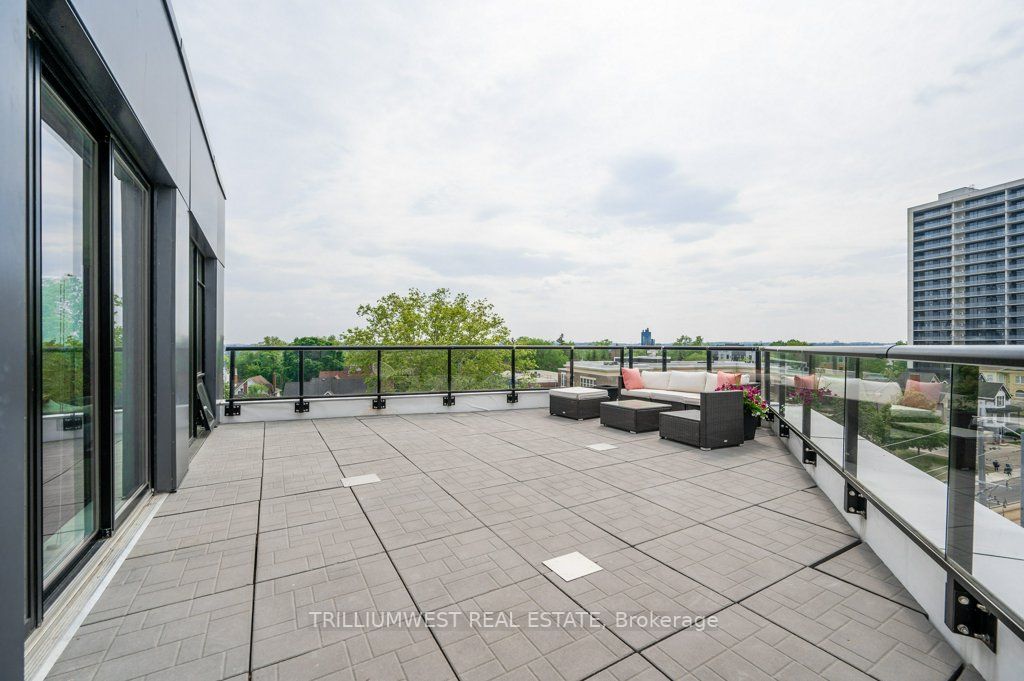 690 King St W, #601