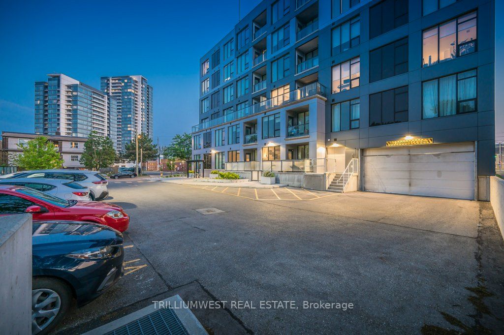 690 King St W, #601