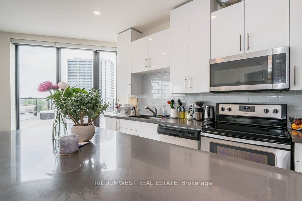 690 King St W, #601
