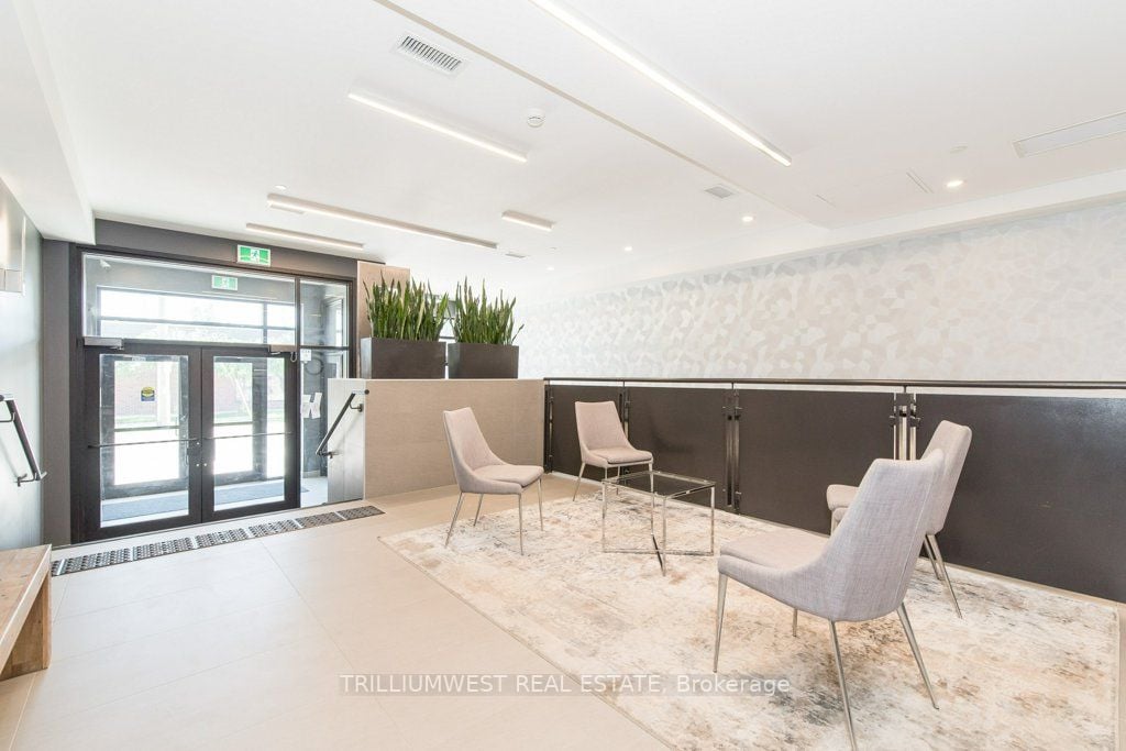 690 King St W, #601