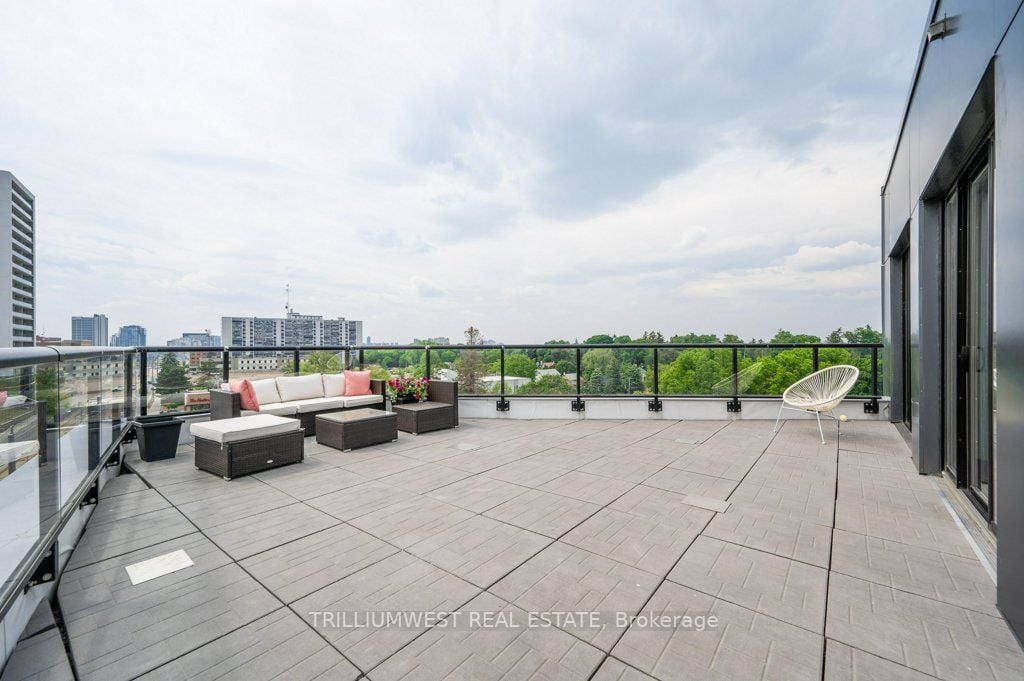 690 King St W, #601