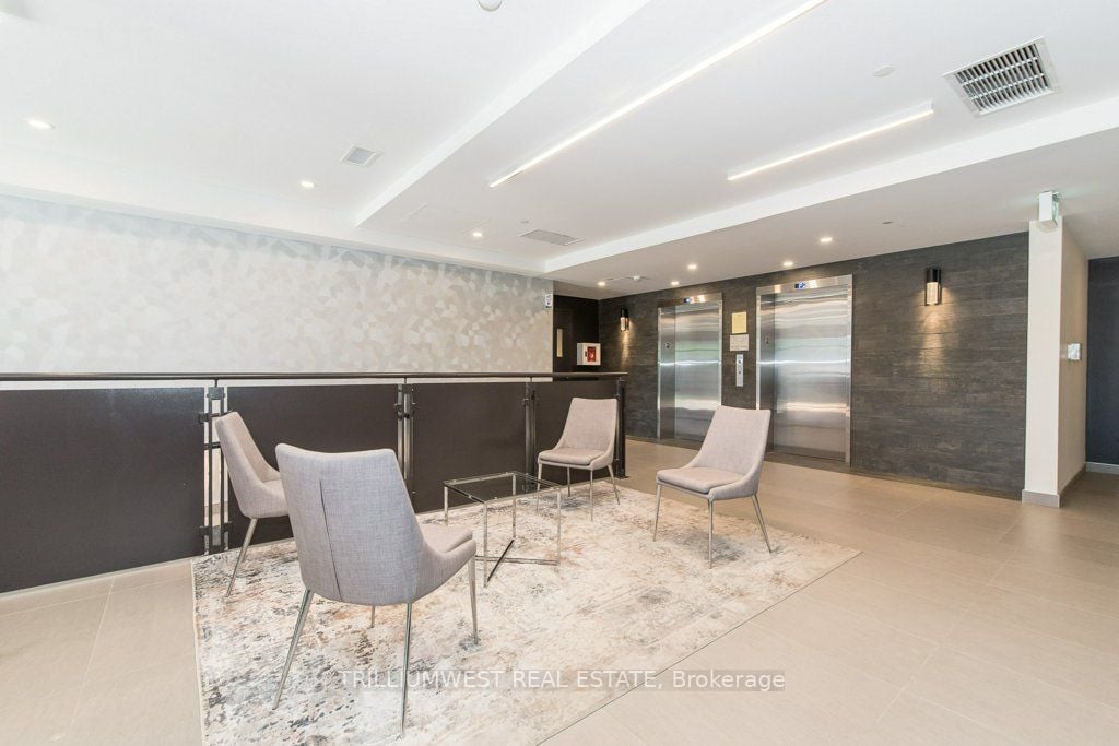 690 King St W, #601