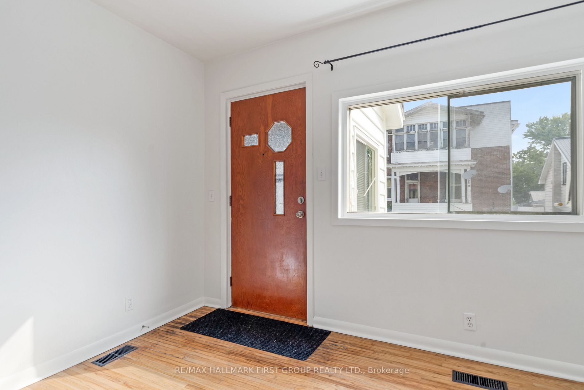 70 Dundas St W