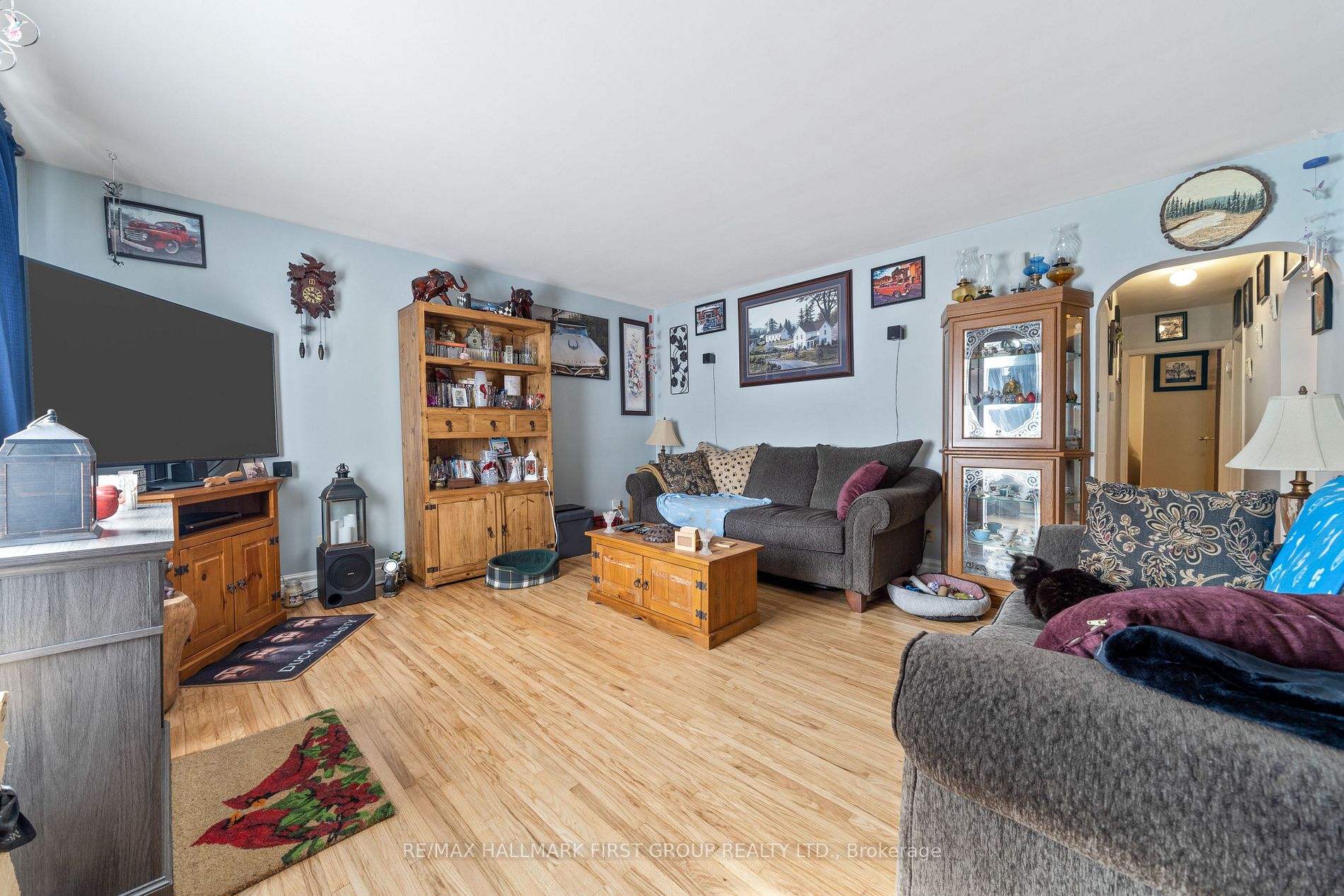 70 Dundas St W