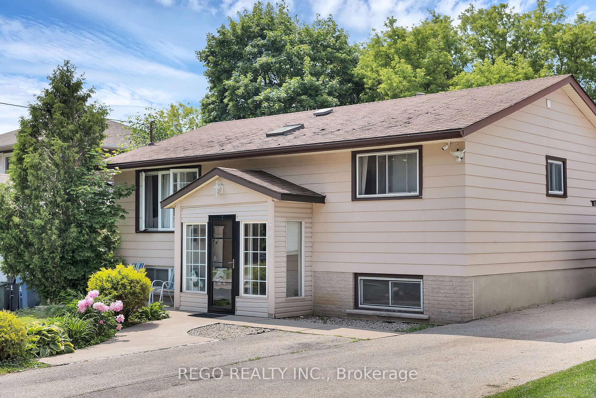 560 Woodlawn Rd E