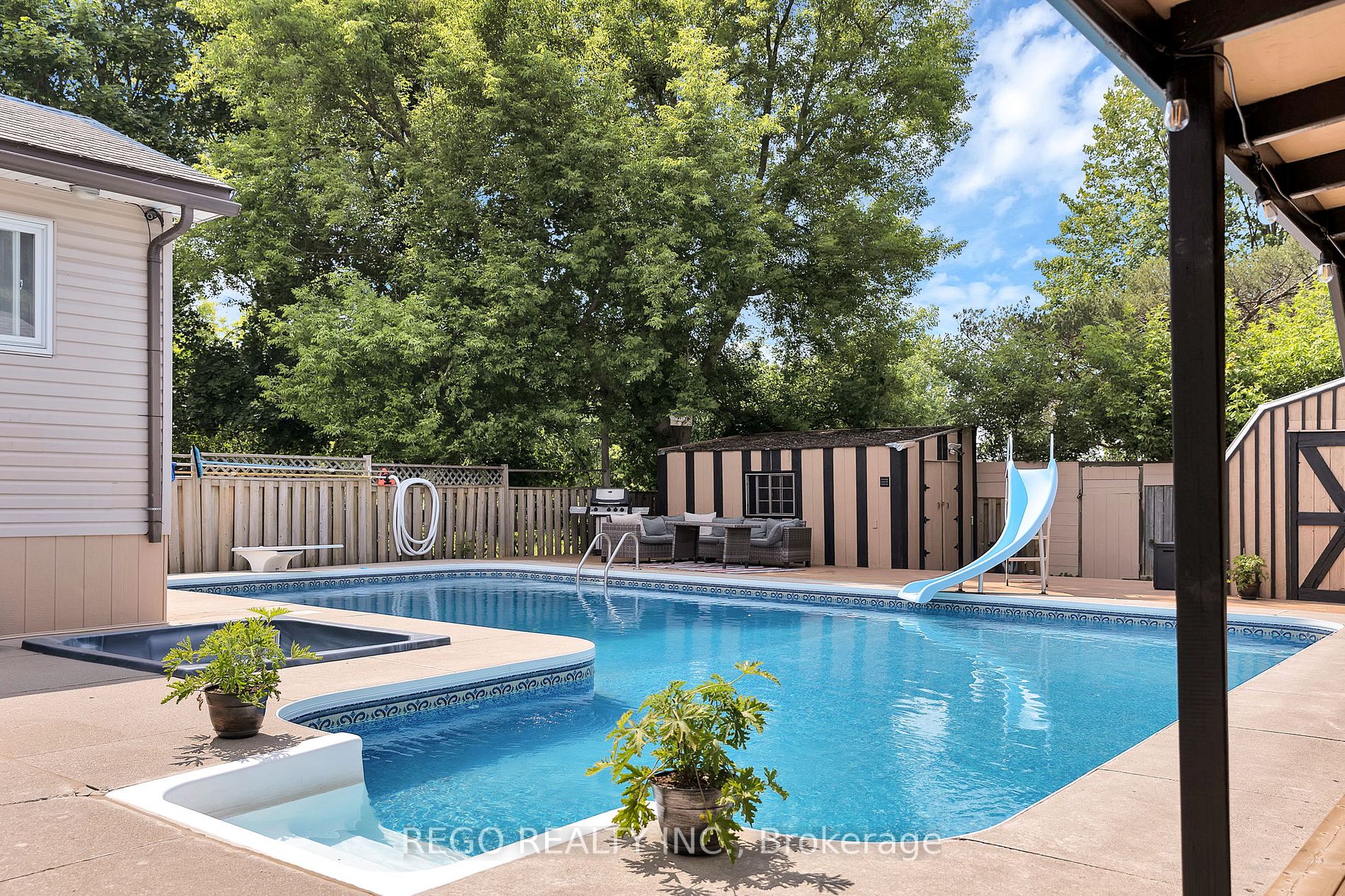 560 Woodlawn Rd E