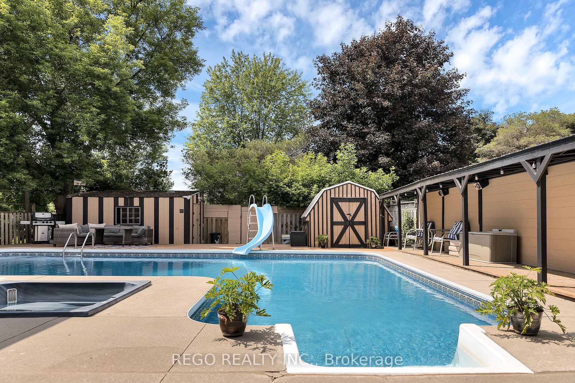 560 Woodlawn Rd E