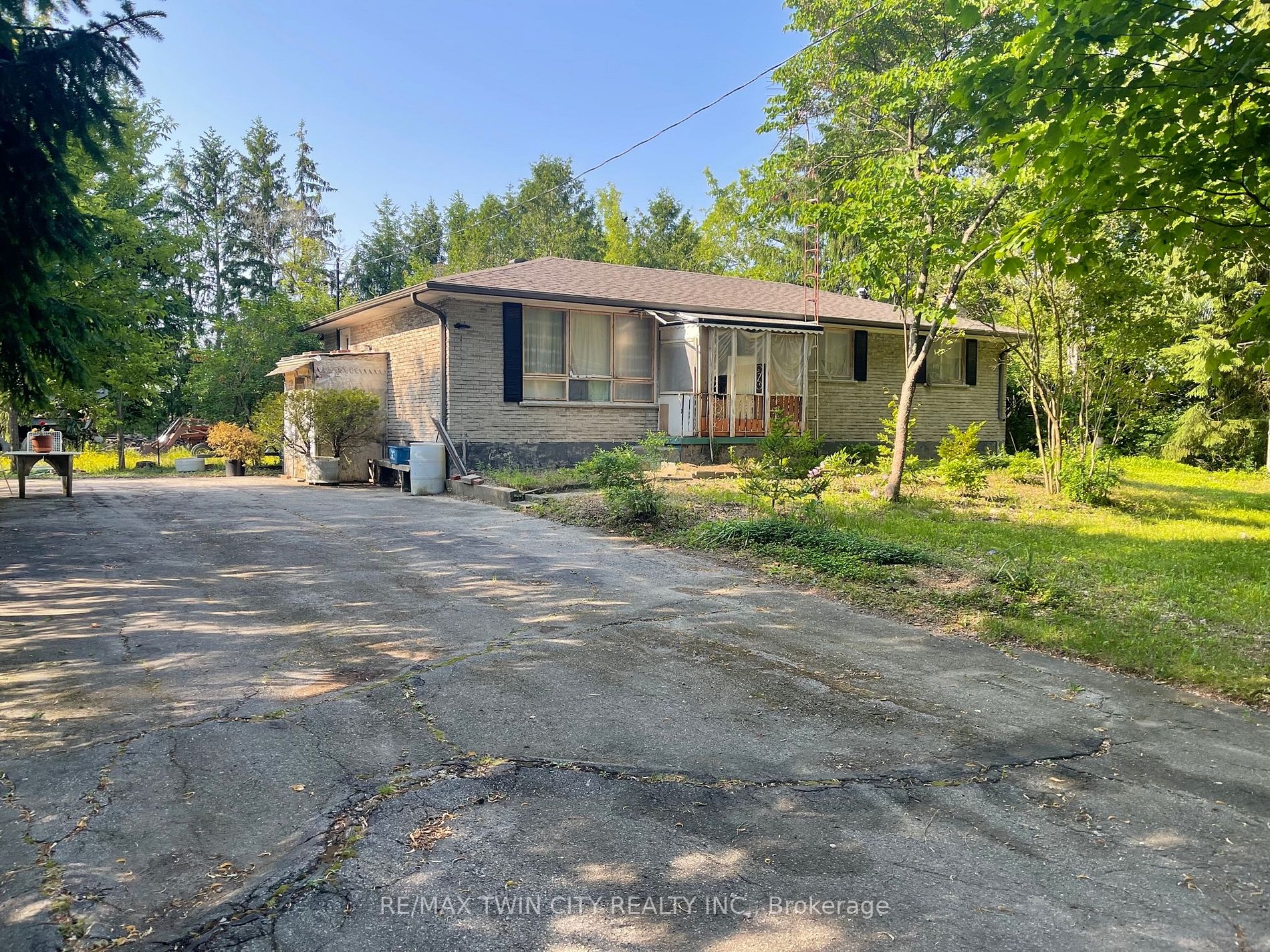 957 Lynn Valley Rd