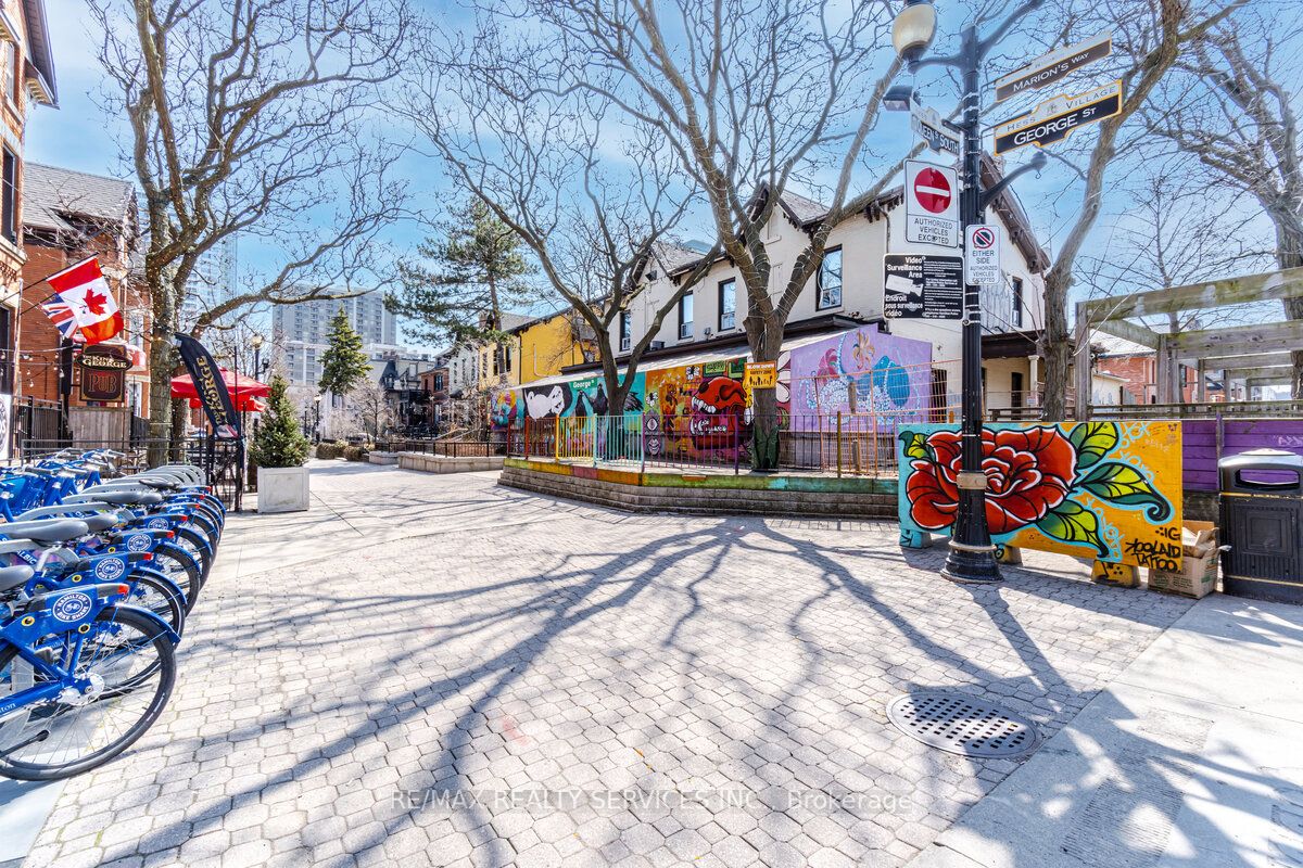 15 Queen St S, #1110