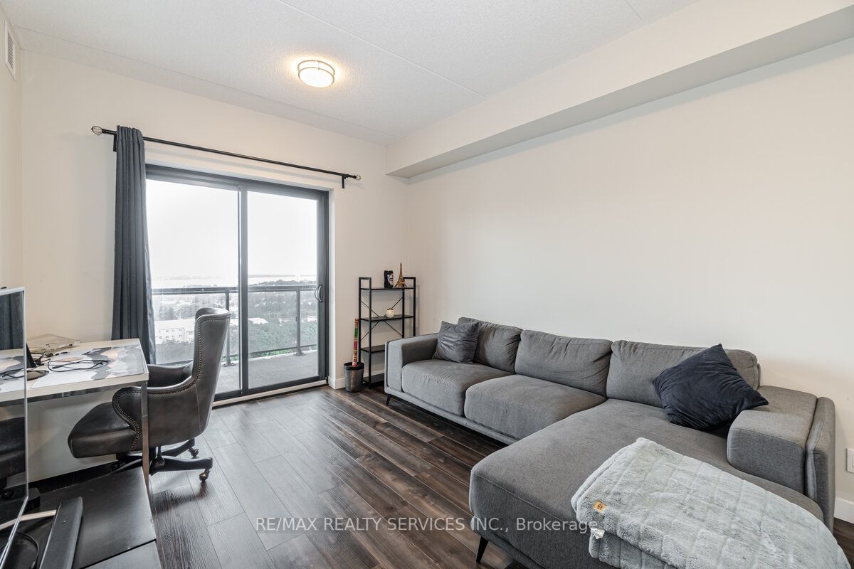 15 Queen St S, #1110