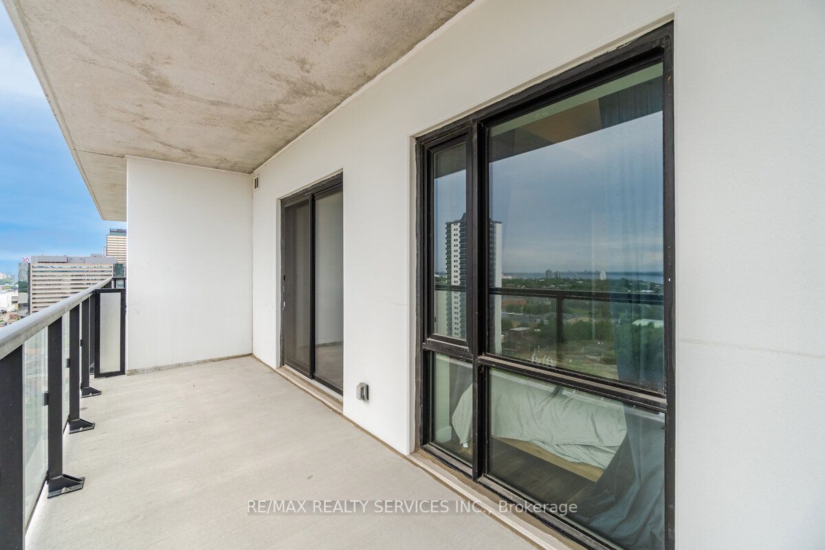 15 Queen St S, #1110