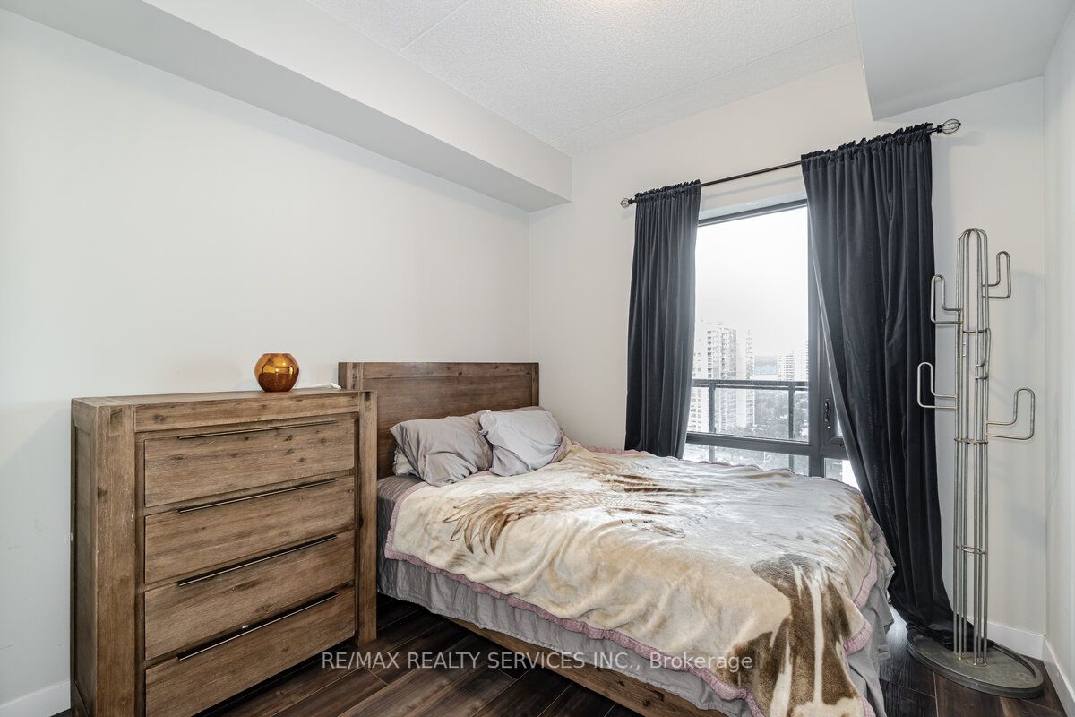 15 Queen St S, #1110