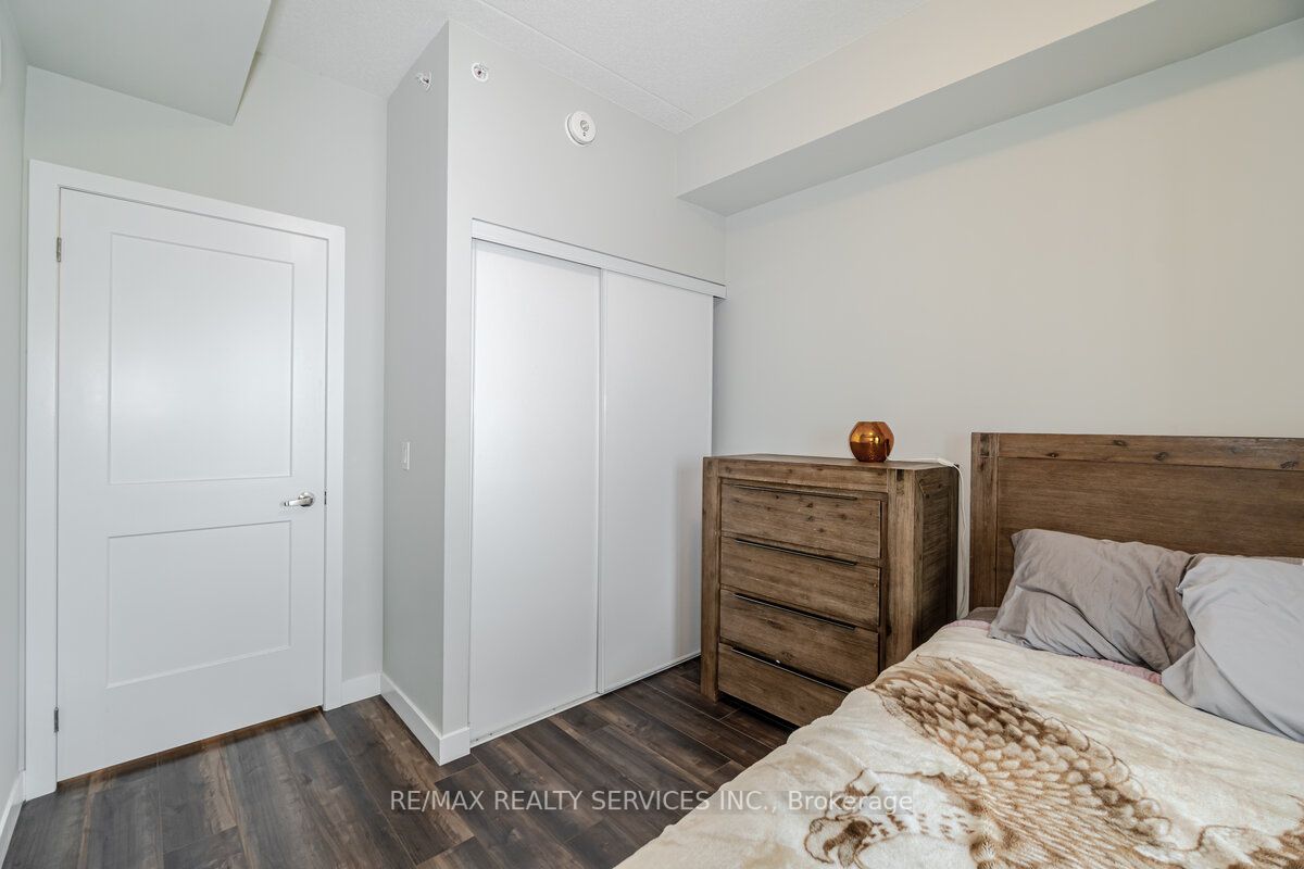 15 Queen St S, #1110