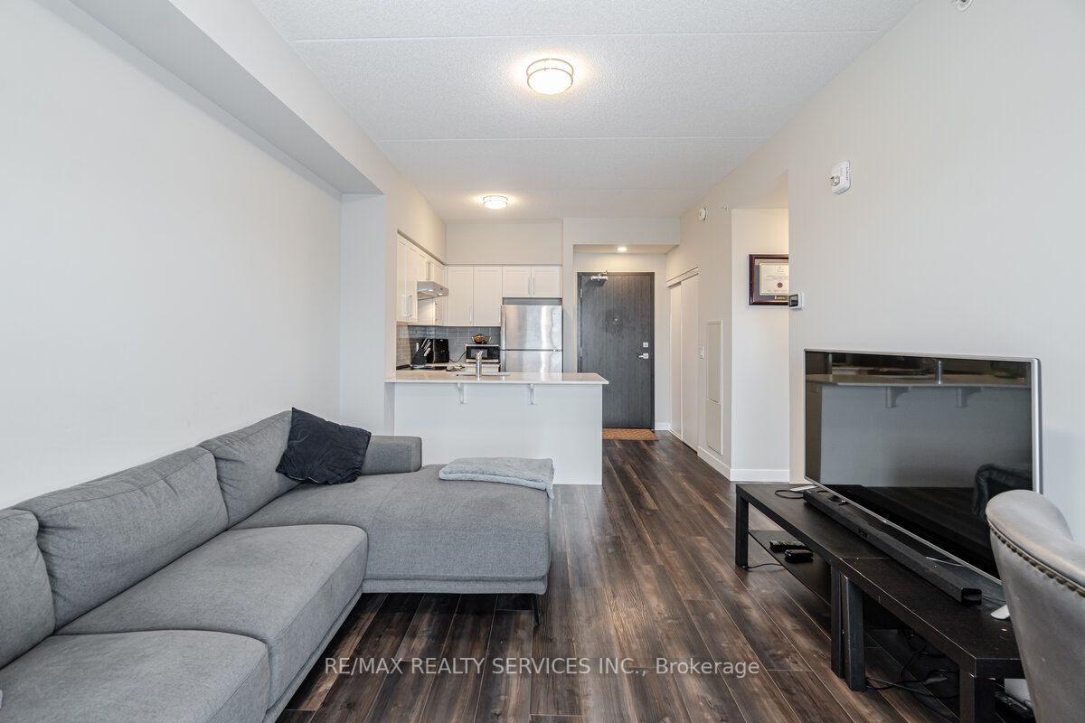 15 Queen St S, #1110