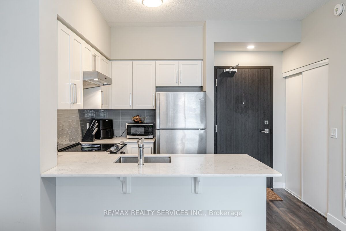 15 Queen St S, #1110