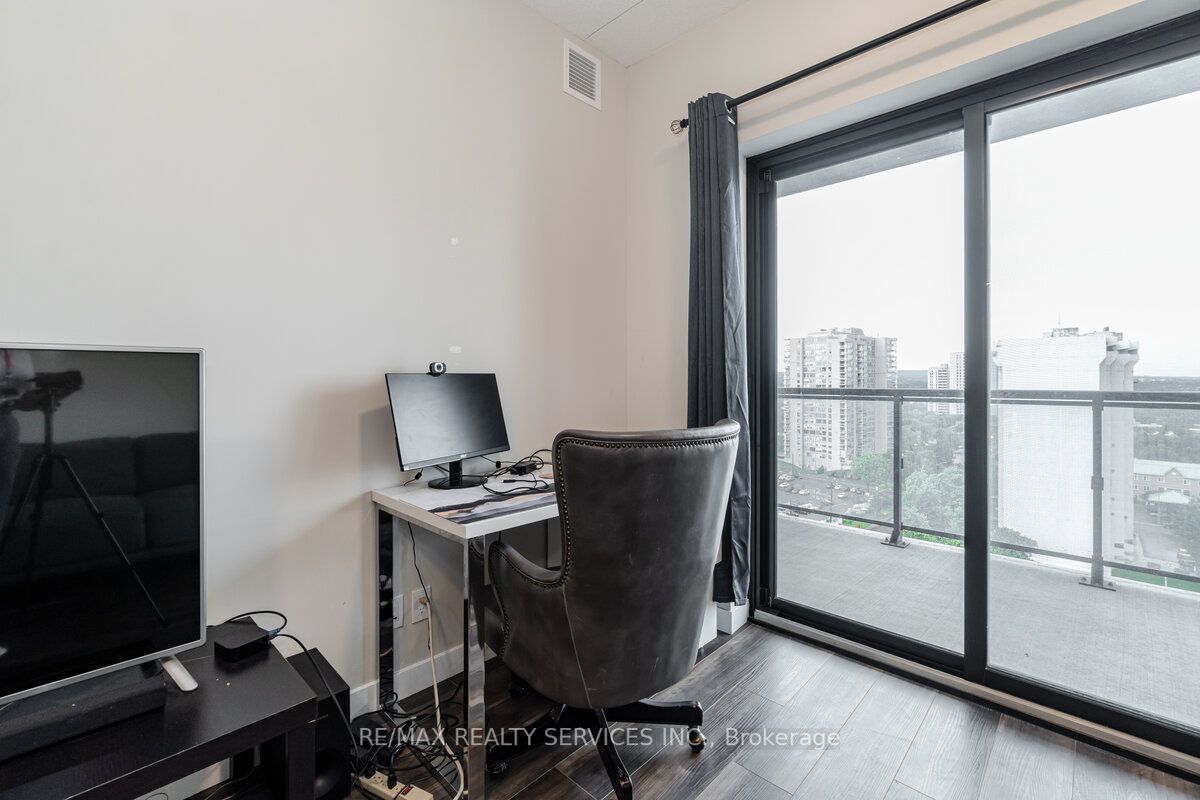15 Queen St S, #1110